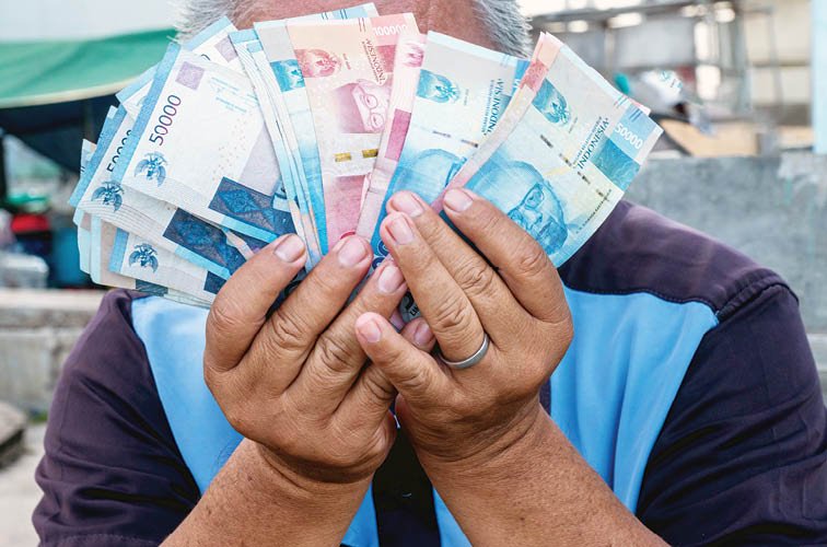 Someone who holds money in the Indonesian rupiah, ahead of Eid Al-Fitr, all employees receive THR (holiday allowances) or bonus Eid al-Fitr 