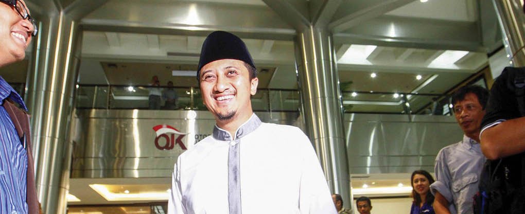 Bisnis Dwi Prasetya  PENUHI PANGGILAN OJK Ustad Yusuf Mansur berjalan keluar dari gedung Otoritas Jasa Keuangan (OJK) Jakarta, Senin (22 9)  Ustad tersebut memenuhi panggilan OJK untuk melakukan klarifikasi tentang skema, imbal hasil, rencana investasi, hingga izin usaha dari bisnis investasi Hotel Haji-Umroh yang dikelolanya 