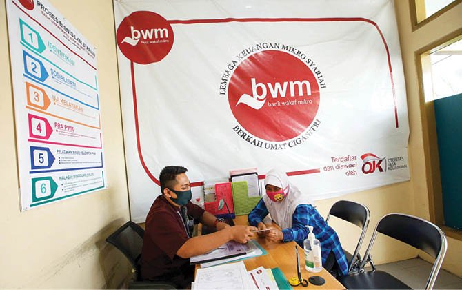 JIBI Bisnis Rachman  BANK WAKAF MIKRO MOTOR PENGGERAK PEMULIHAN EKONOMI  Petugas melayani konsultasi nasabah di Bank Wakaf Mikro Berkah Umat Ciganitri di Ciganitri, Bojongsoang, Kabupaten Bandung, Jawa Barat, Selasa (3 11)  Otoritas Jasa Keuangan (OJK) mengatakan optimalisasi Lembaga Keuangan Mikro (LKM) akan mampu meningkatkan perekonomian nasional, salah satunya Bank Wakaf Mikro (BWM) yang mampu menjangkau lebih banyak usaha mikro dan kecil yang menjadi motor penggerak pemulihan ekonomi di masa pandemi  OJK mencatat lembaga Keuangan BWM hingga Agustus 2020 telah berhasil menyalurkan pembiayaan senilai Rp7,52 miliar di wilayah Jawa Barat 